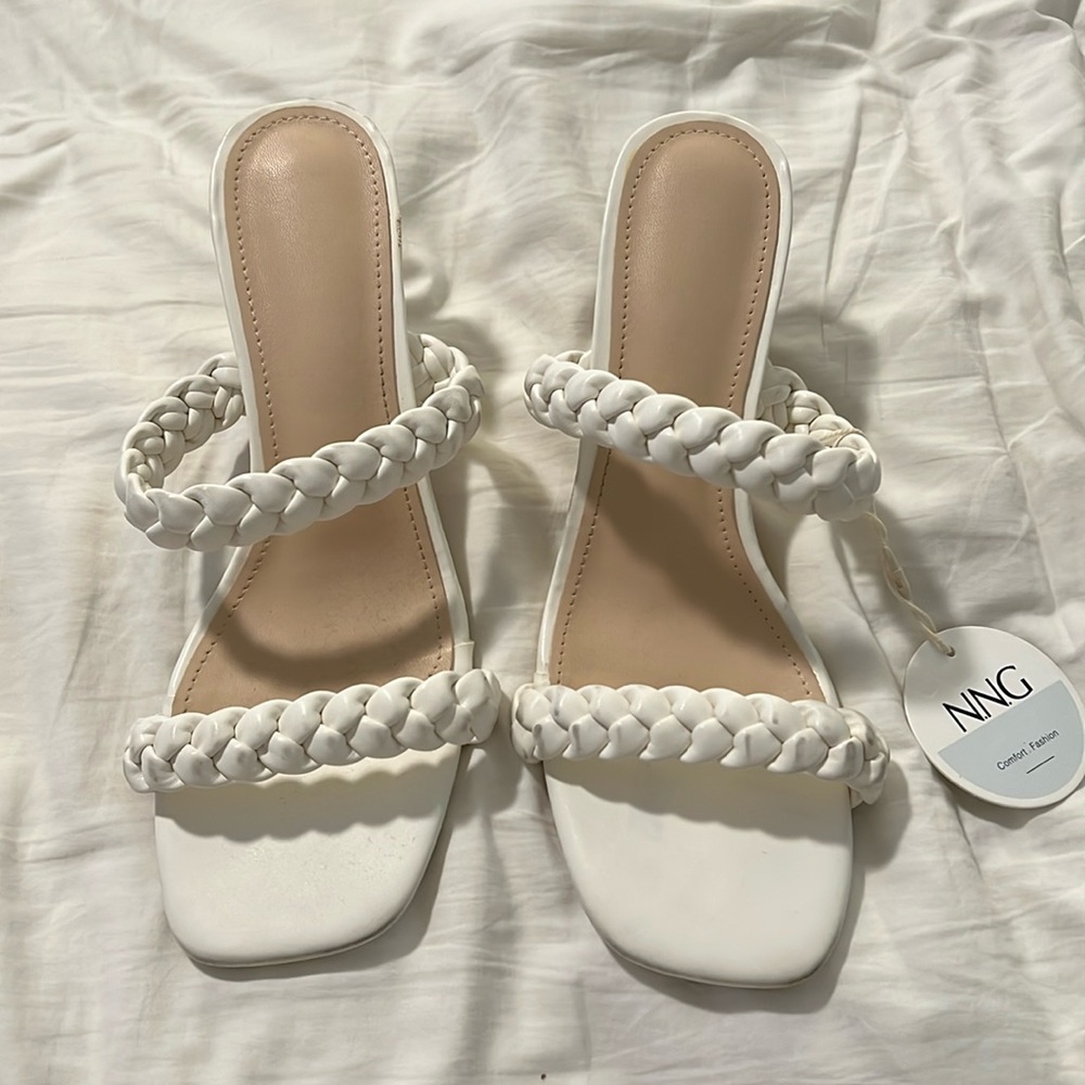 size 9 (41) white kitten heels